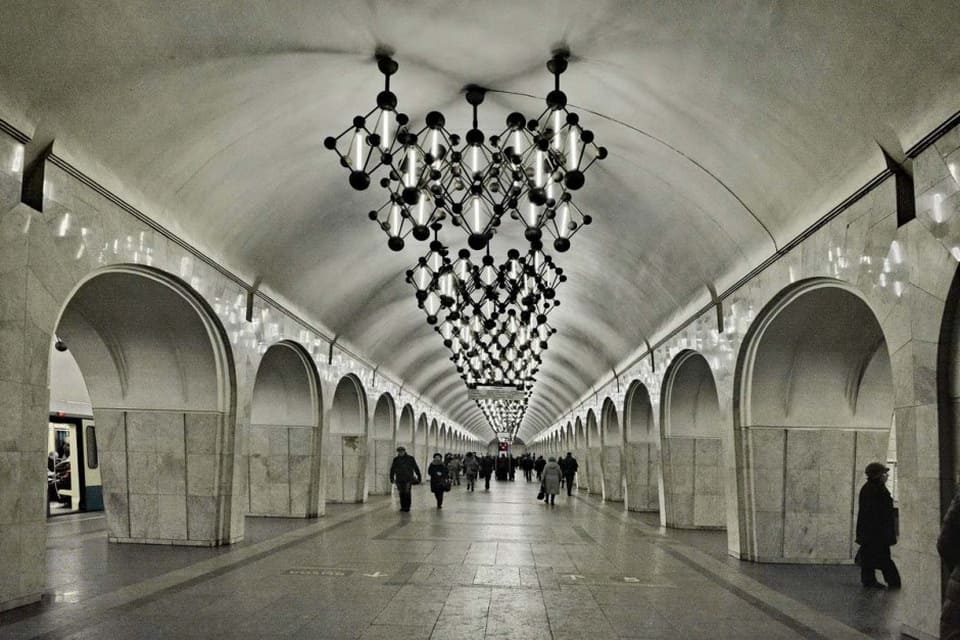 Станция метро Менделеевская