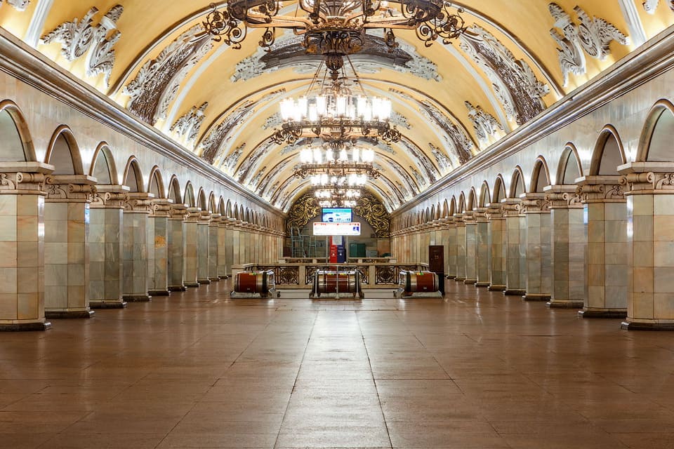 Станция метро Комсомольская